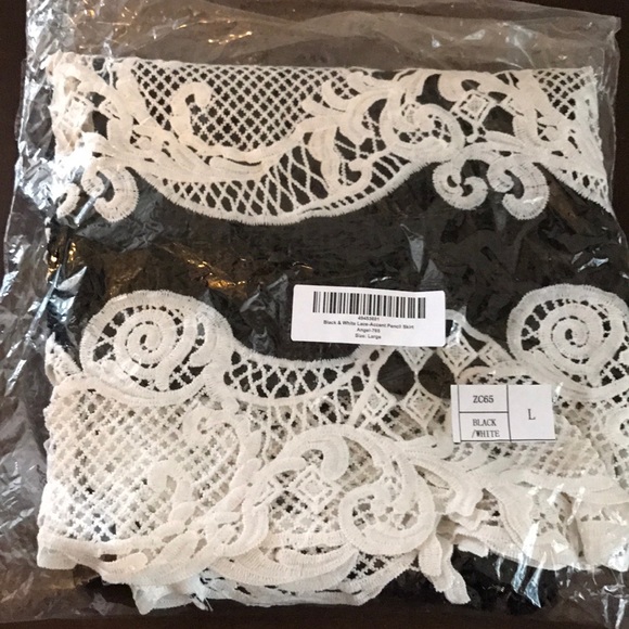 BEAUTIFUL NEW BLK AND WHITE LACE PENCIL SKIRT🌺🌹 - Picture 8 of 8